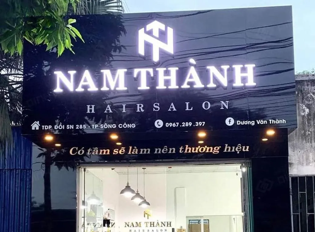Bảng hiệu nền alu gắn chữ mica sáng mặt