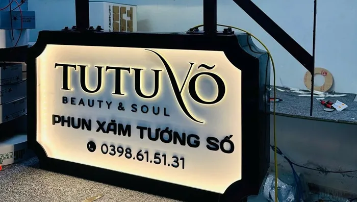 Bộ chữ nổi có đèn cùng nguồn và phụ kiện đi kèm