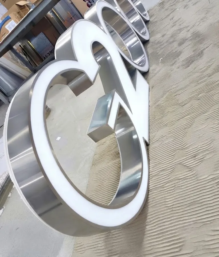 Chi tiết viền inox bao quanh mặt chữ mica