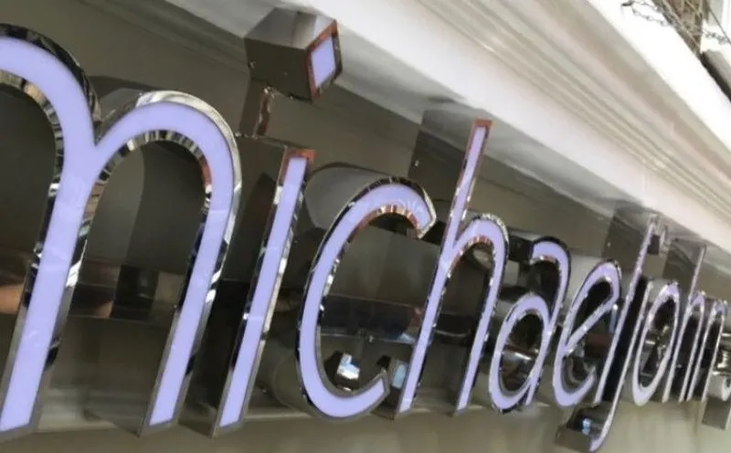 Chi tiết viền inox trên mặt chữ mica