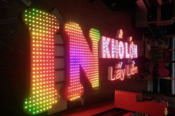 Chữ alu gắn LED lộ điểm theo nét chữ