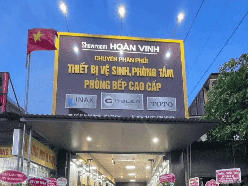 Chữ mica lắp trên mặt tiền có mái che