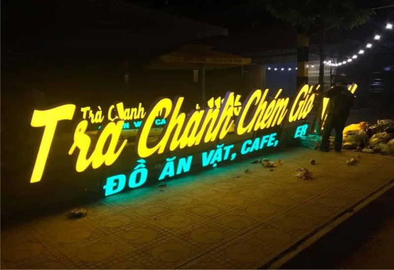 Chữ mica sáng mặt trên bảng hiệu ngoài trời
