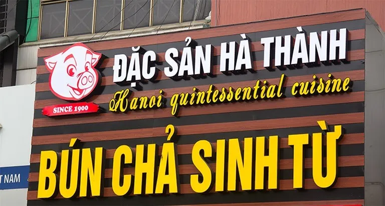 Chữ nổi mica ngoài trời trên bảng hiệu cửa hàng