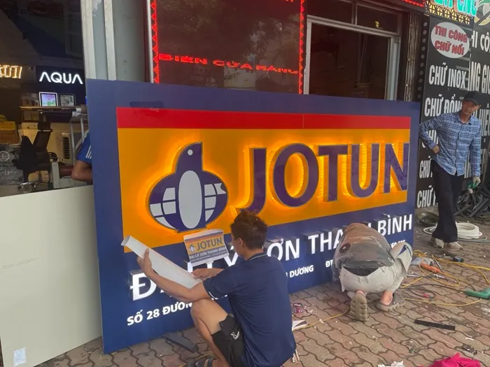 Đối chiếu bố cục chữ nổi thực tế với thiết kế đã duyệt