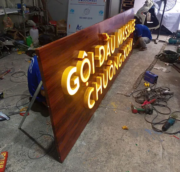 Đóng gói bộ chữ nổi và phụ kiện trước khi giao hàng