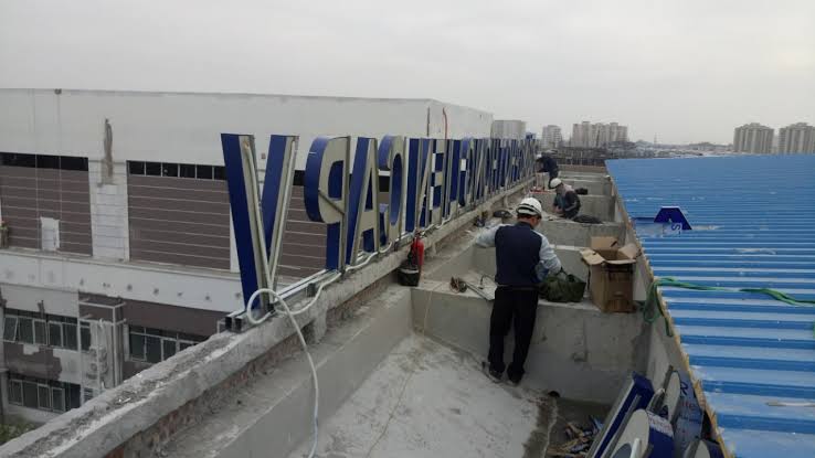 Kiểm tra bộ chữ nổi sau khi hoàn thành thi công