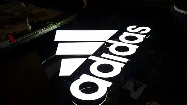 Logo chữ nổi mặt mica phát sáng khi bật LED