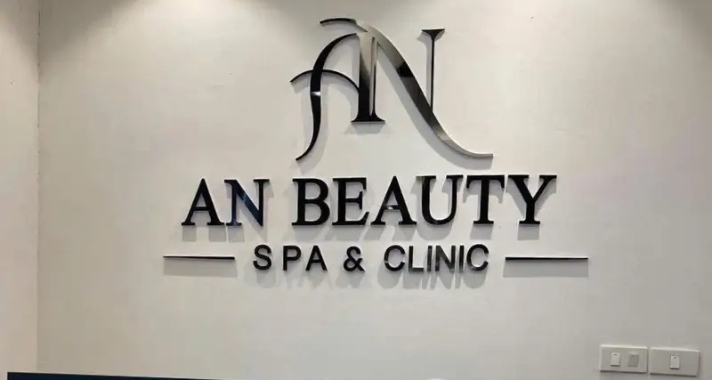 Logo mica màu gắn trên vách lễ tân