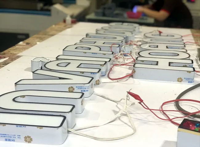 Thử màu LED cùng vật liệu mặt chữ trước khi gia công