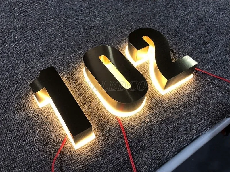 Thử sáng bộ chữ nổi LED trước khi bàn giao