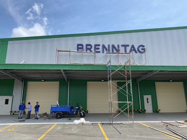 Thi công chữ nổi cần chuẩn bị mặt bằng và nguồn điện như thế nào? 2 Xác định vị trí bộ chữ nổi trên vách theo bản thiết kế