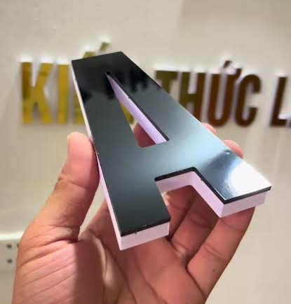 Chữ mica chân foam