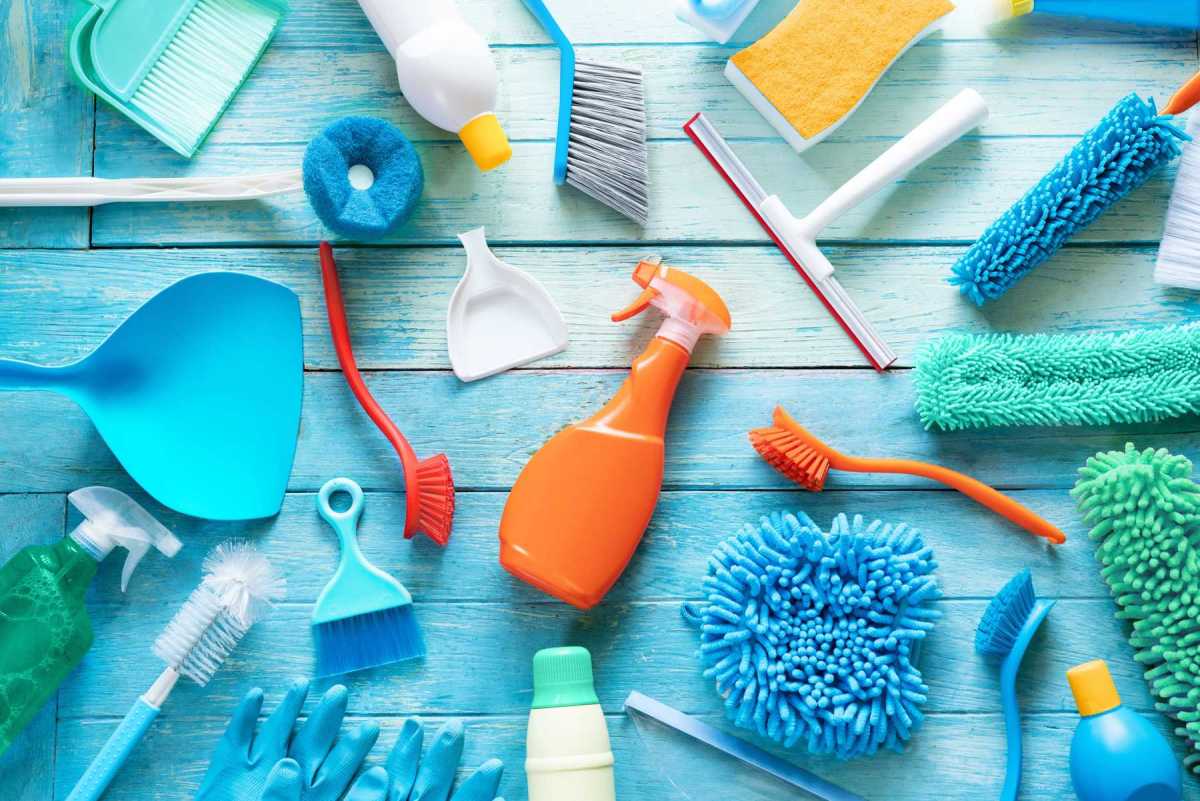 Chuẩn bị khăn mềm để vệ sinh chữ nổi quảng cáo