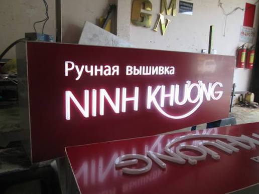 Đối chiếu bộ chữ nổi LED khi tắt và bật sáng