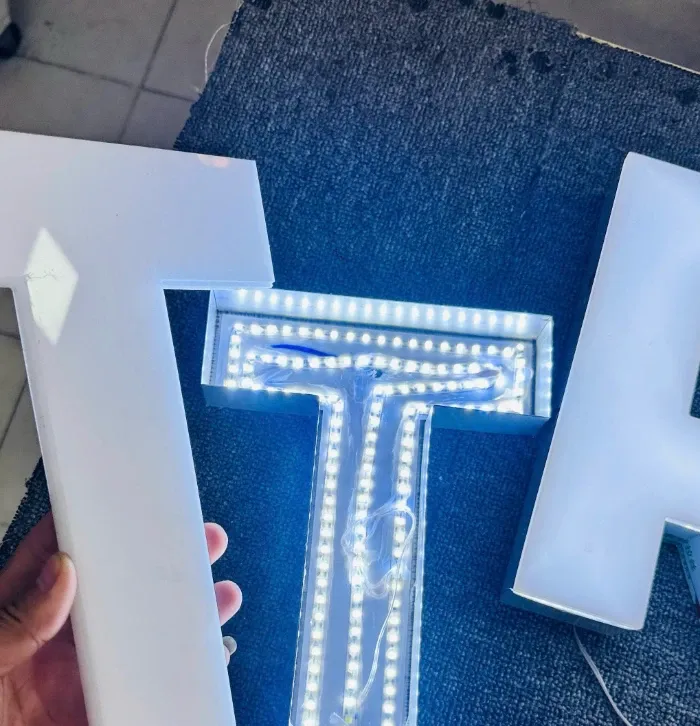 Kiểm tra ánh sáng bộ chữ LED trước khi bàn giao