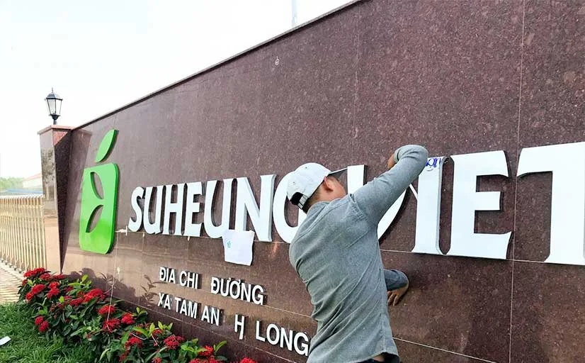 Kiểm tra bố cục chữ nổi sau khi thi công hoàn thiện