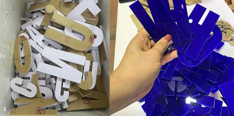Lau nhẹ mặt chữ nổi mica bằng khăn sạch hơi ẩm
