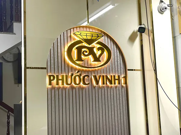 Logo chữ inox vàng gương lắp trên vách lễ tân