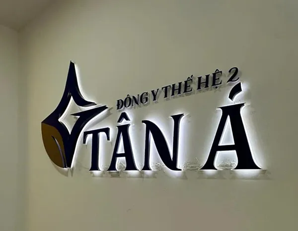 Logo chữ nổi lễ tân khi bật đèn LED