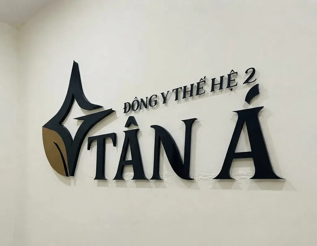 Logo chữ nổi lễ tân khi tắt đèn LED