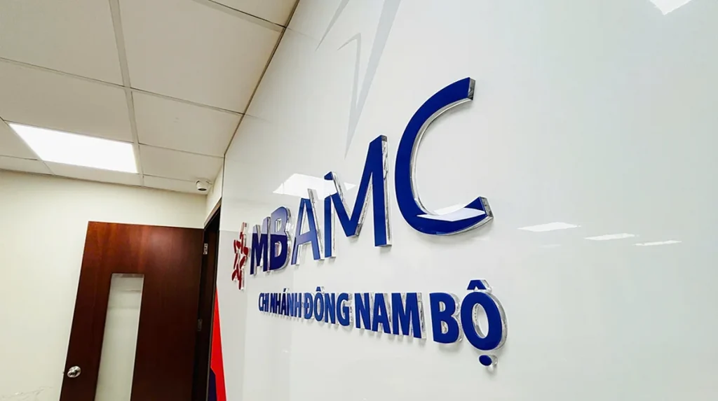 Logo inox gắn vách lễ tân nhìn góc nghiêng