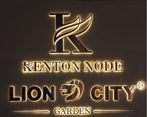 Logo chữ inox chân mica sáng chân LED tại showroom