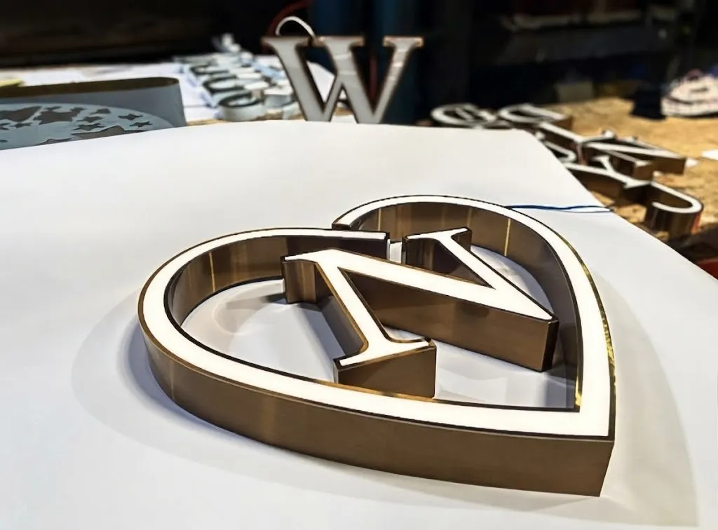 Logo mica chân inox theo thiết kế