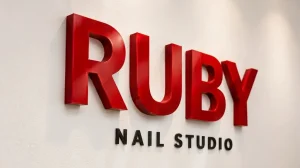 Mẫu chữ nổi màu đỏ trên nền trắng