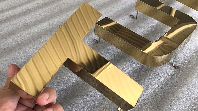 Vệ sinh bề mặt chữ nổi inox bằng khăn mềm
