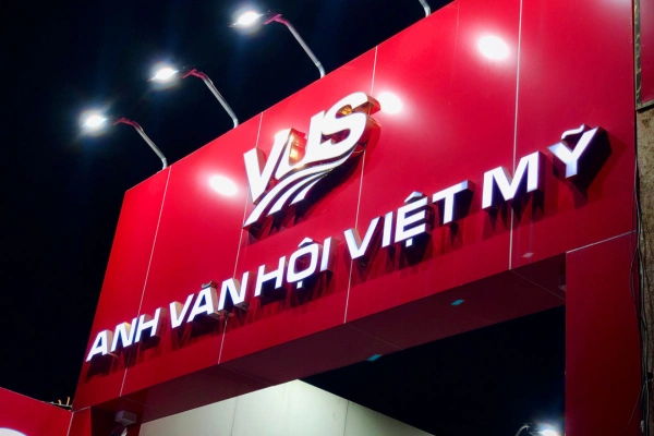 Chữ nổi alu màu trắng gắn trên nền bảng hiệu