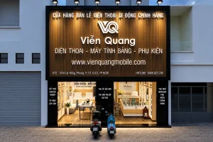 Trang Chủ 46 Bảng hiệu cửa hàng điện thoại Viễn Quang với chữ trắng trên nền nan màu gỗ