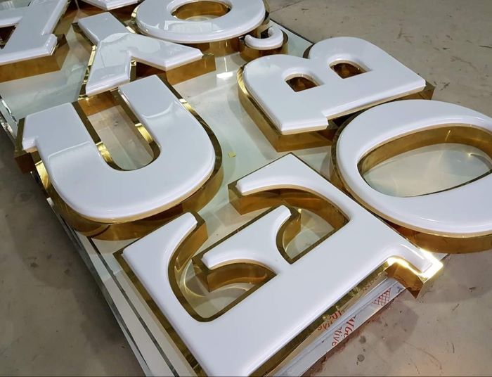 Gia công chữ alu theo kích thước và bố cục đã duyệt. Quy cách tấm, màu sắc, kết cấu và phụ kiện được trao đổi theo từng bộ chữ.