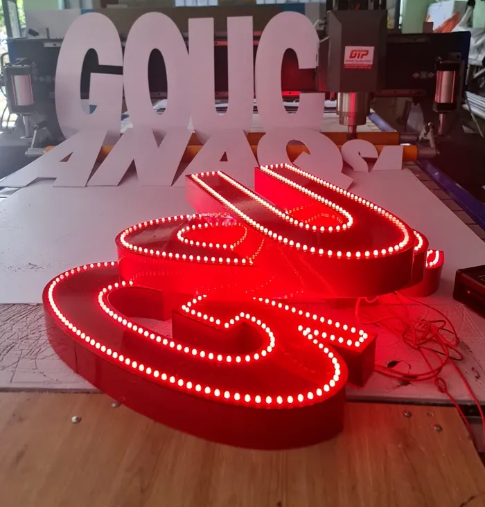 Gia công chữ alu theo kích thước và bố cục đã duyệt. Quy cách tấm, màu sắc, kết cấu và phụ kiện được trao đổi theo từng bộ chữ.