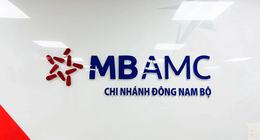 Logo inox gắn vách lễ tân nhìn chính diện